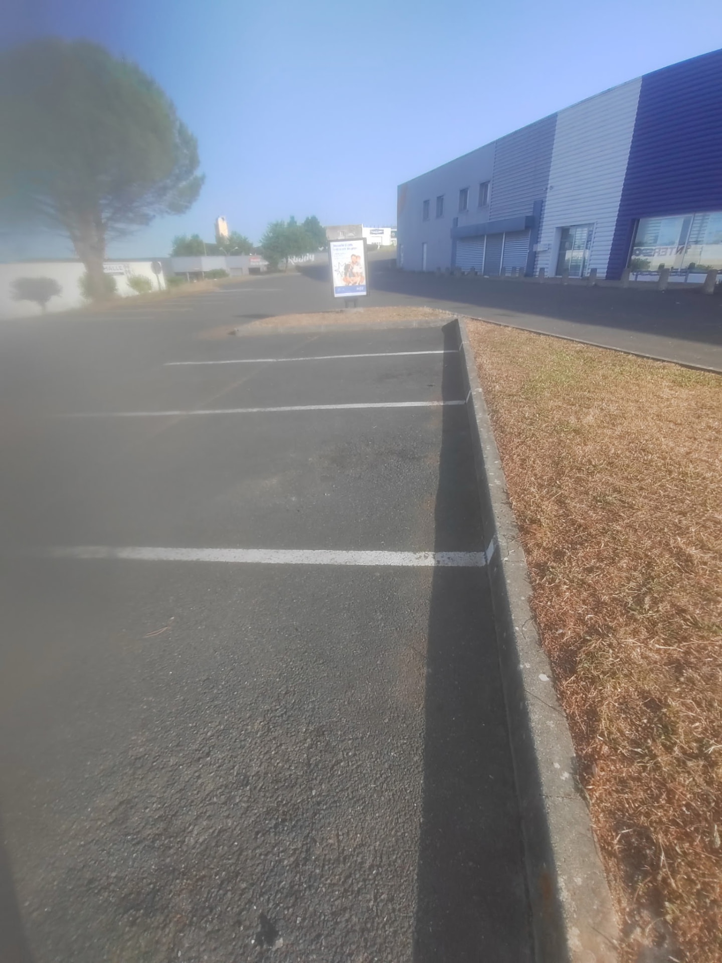 Parking et espaces verts avant entretien