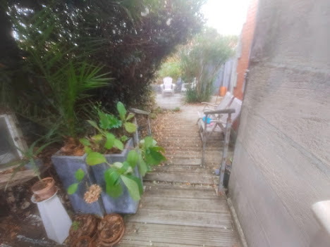 Allée de jardin et terrasse avant remise en état